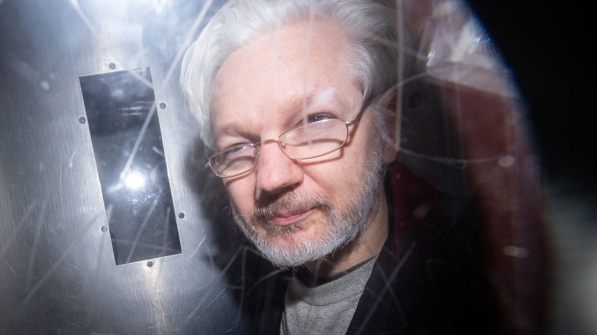 Na 120 lékařů a psychologů vyzývá: Zastavte mučení Assange